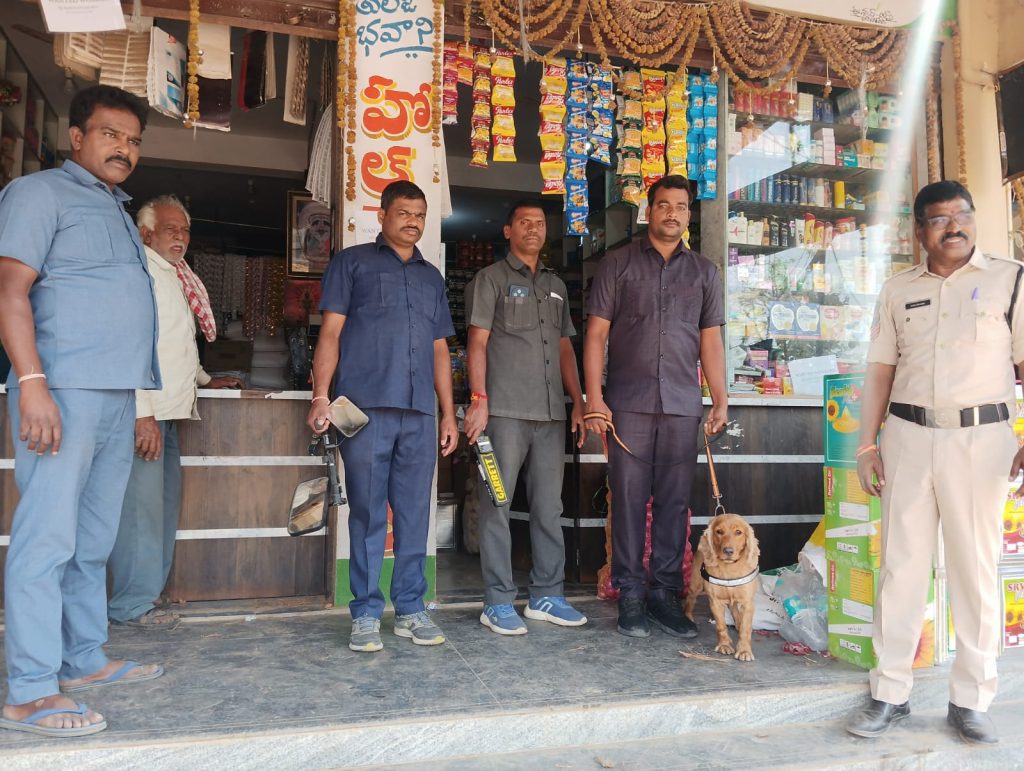 Tekmal: టేక్మాల్ లో యాంటీ నార్కొటిక్ డాగ్ స్క్వాడ్ తనిఖీలు