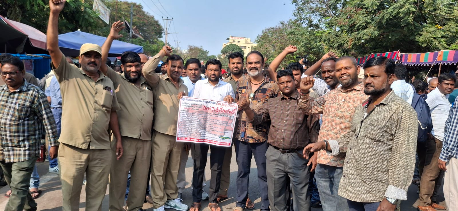 ఛలో సెక్రటేరియట్ కు తరలివెళ్లిన ఆర్టీసీ కార్మికులు