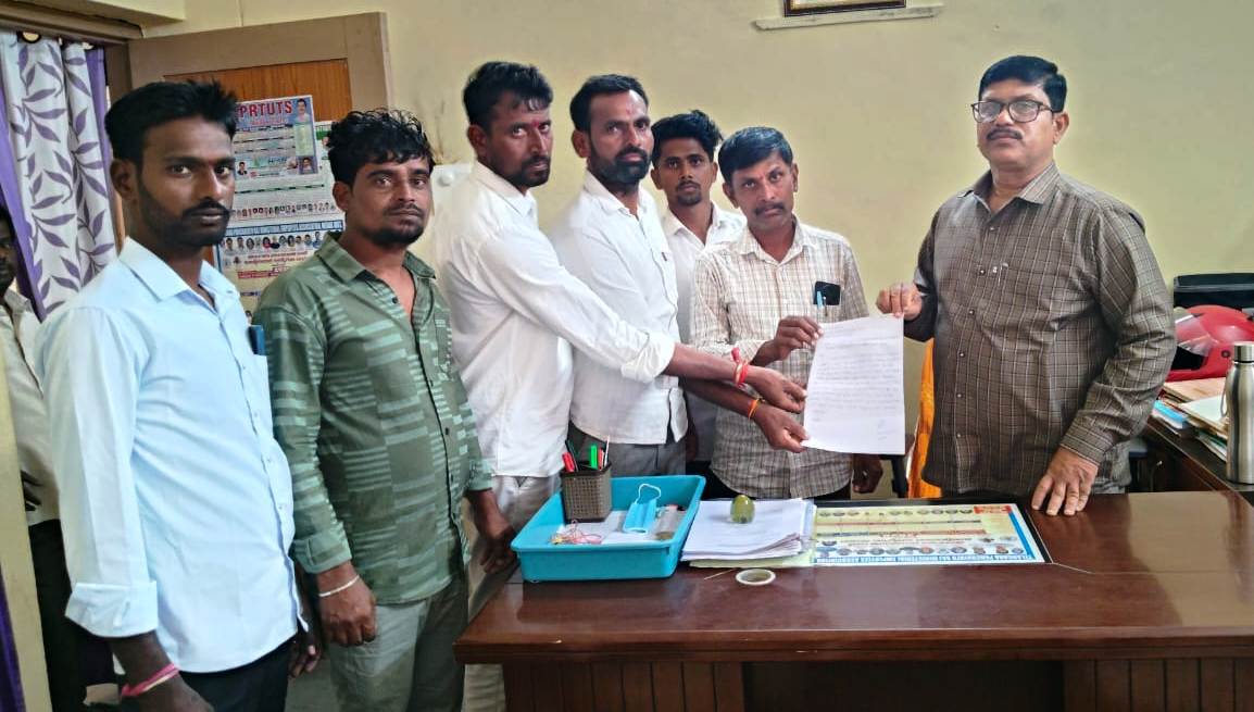 CM Thanda School Land Encroachment పాఠశాల ఆట స్థలాన్ని కాపాడాలని ఎంపీడీఓకు వినతి