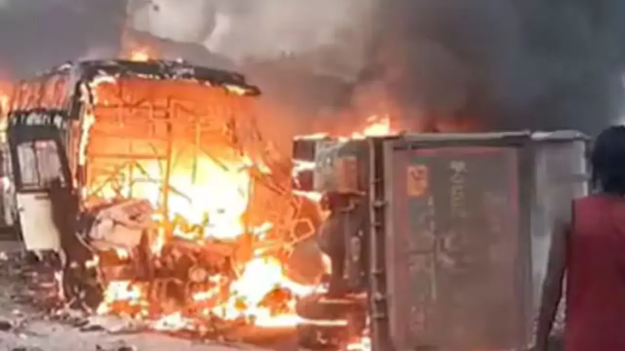 Markapuram Bus Accident టిప్పర్‌ను ఢీకొన్న ట్రావెల్స్ బస్సు