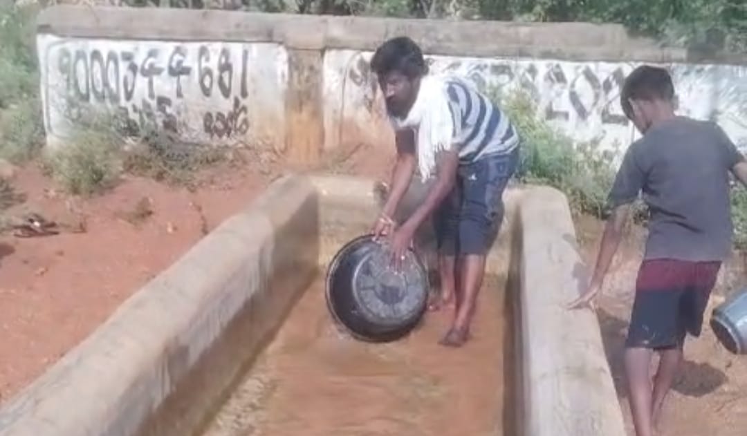 Ward Member Lingam మురికిగా మారిన నీటి తొట్టిని స్వయంగా శుభ్రం చేసిన వార్డు సభ్యుడు