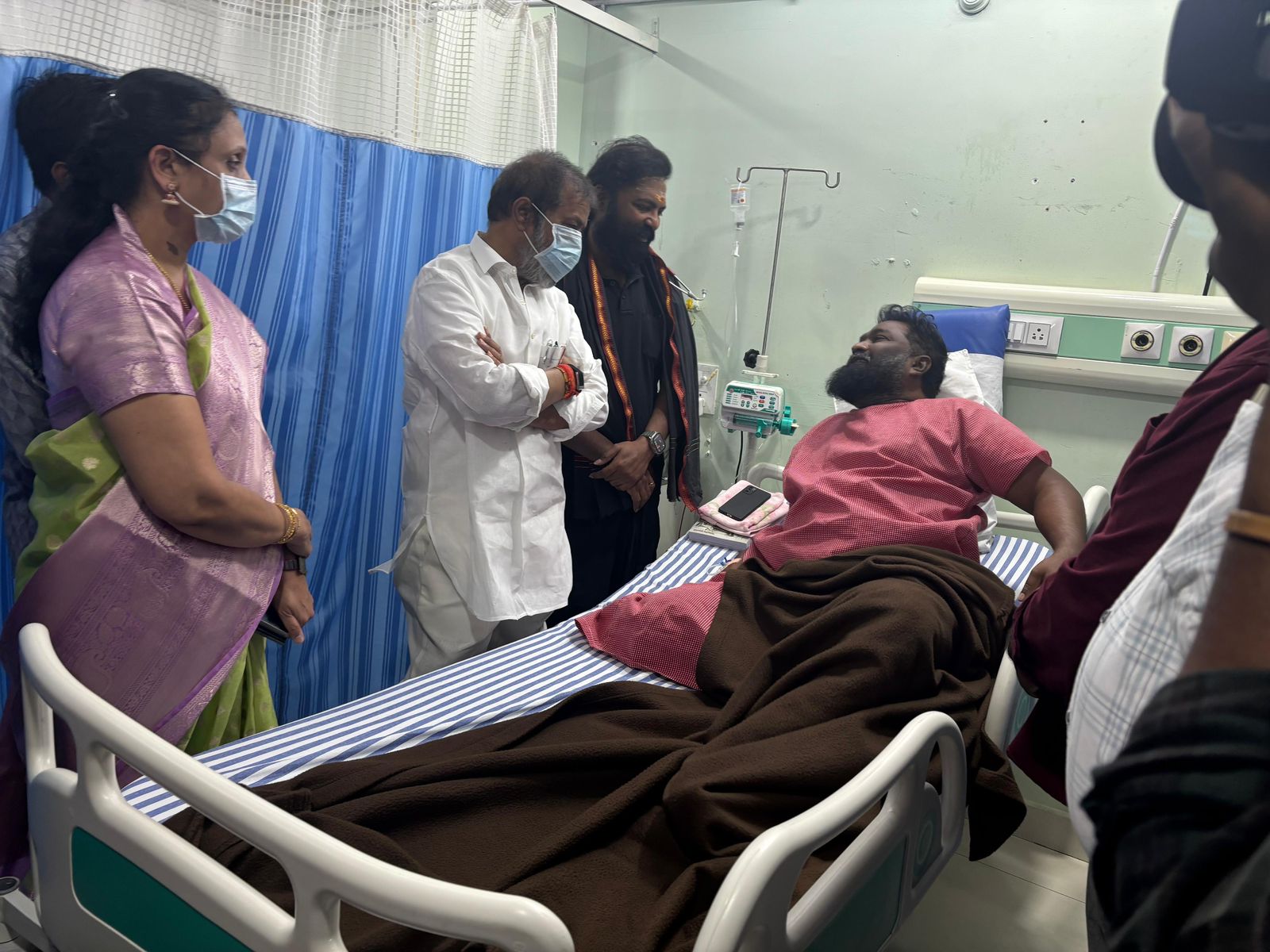 Damodar Rajanarsimha సామాజిక కార్యకర్త ప్రకాష్‌ను పరామర్శించిన మంత్రి దామోదర్ రాజనర్సింహ