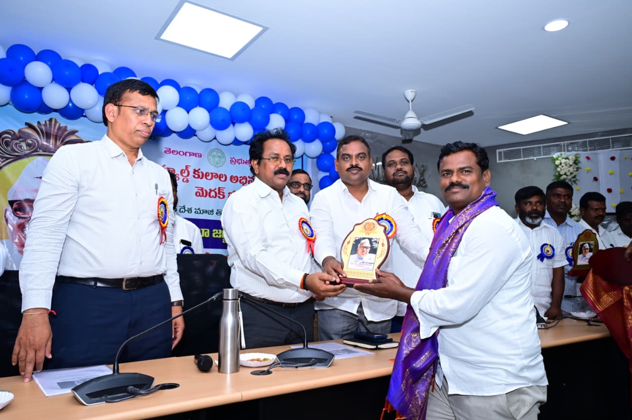 Babu Jagjivan Ram Jayanthi Medak డా. సాయిలుకు కలెక్టర్ చేతుల మీదుగా సన్మానం