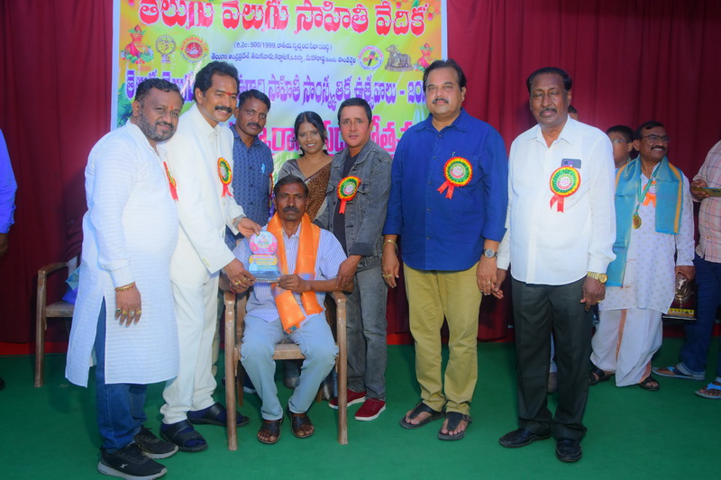 Jonagoni Yadagiri జోనగోని యాదగిరికి 'తెలుగు వెలుగు' జాతీయ ఉగాది పురస్కారం