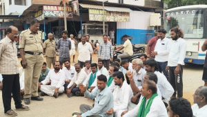 తూకం వేసిన ధాన్యం తరలింపులో నిర్లక్ష్యం.. తరుగు పేరిట రైతన్నల కష్టం దోపిడీ!