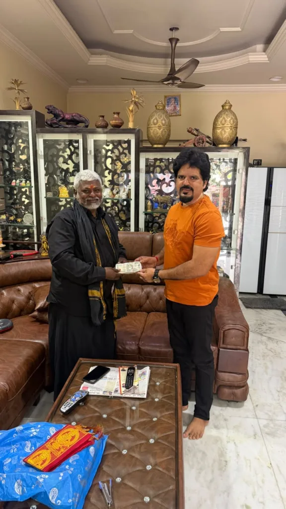 మరోసారి పల్లె సోదరుల ఉదారత: శబరిమల పాదయాత్ర భక్తులకు రూ. లక్ష విరాళం అందజేత