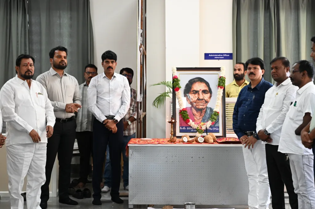 చాకలి ఐలమ్మ పోరాటం స్ఫూర్తిదాయకం : కలెక్టర్ సి.నారాయణ రెడ్డి చాకలి ఐలమ్మ పోరాటం స్ఫూర్తిదాయకం : కలెక్టర్ సి.నారాయణ రెడ్డి