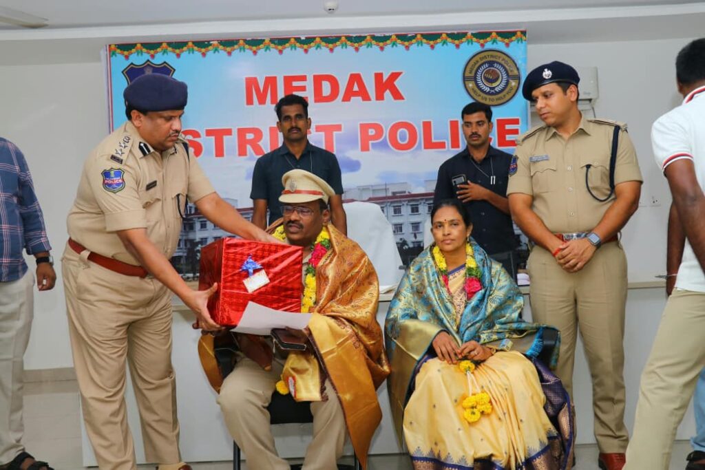 37 ఏళ్ల పోలీస్‌ సేవలకు ఘన వీడ్కోలు