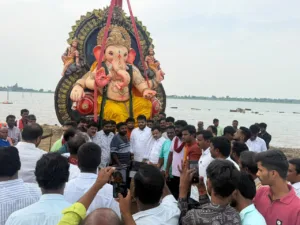 విద్యార్థిపై వీధి కుక్కల దాడి... తీవ్ర గాయాలు విద్యార్థిపై వీధి కుక్కల దాడి... తీవ్ర గాయాలు