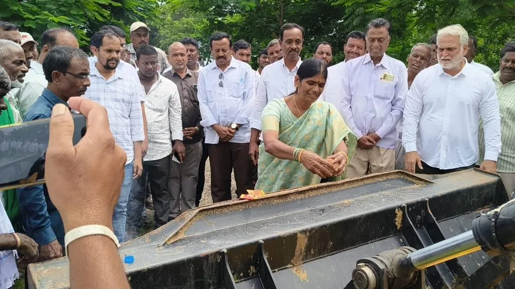 రూ. 7.20 కోట్లతో రోడ్డు పనులకు శంకుస్థాపన: మార్కెట్ కమిటీ చైర్మన్ లక్ష్మీ శేషారెడ్డి రూ. 7.20 కోట్లతో రోడ్డు పనులకు శంకుస్థాపన: మార్కెట్ కమిటీ చైర్మన్ లక్ష్మీ శేషారెడ్డి