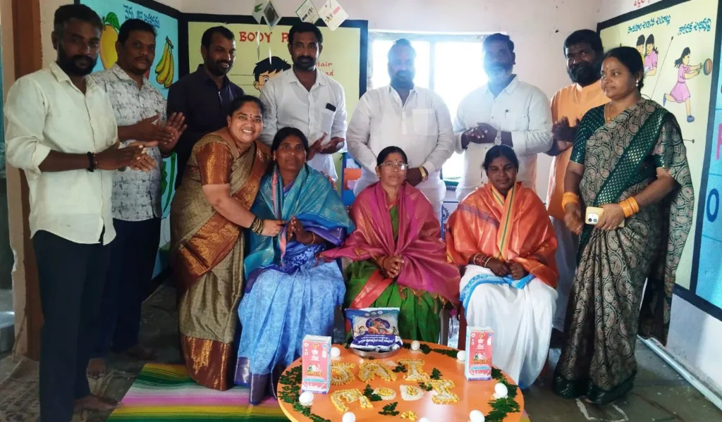 అంగన్ మిలాన్ కార్యక్రమంలో అంగన్వాడీ సిబ్బందికి సన్మానం అంగన్ మిలాన్ కార్యక్రమంలో అంగన్వాడీ సిబ్బందికి సన్మానం