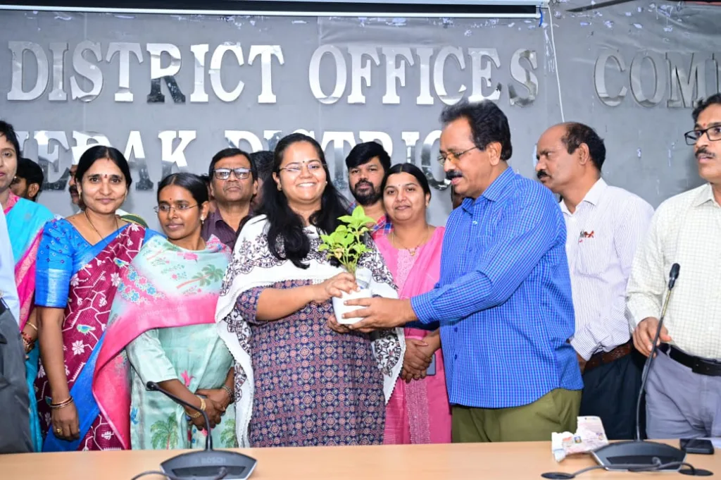 అధికారుల సమిష్టి కృషితోనే మెదక్ పర్యాటక అవార్డు కైవసం : కలెక్టర్ ప్రతిమాసింగ్