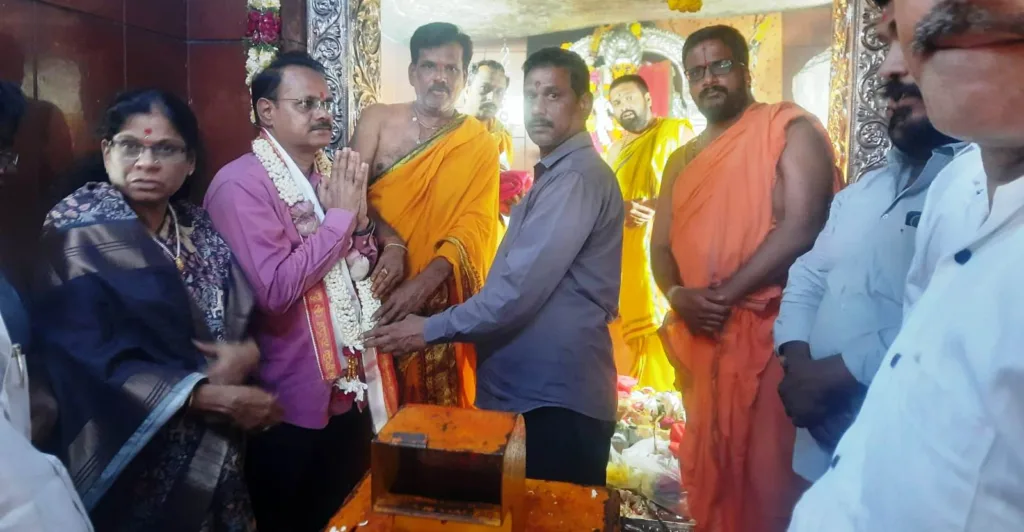 ఏడుపాయల వనదుర్గా మాతను దర్శించుకున్న టీజీపీఎస్సీ చైర్మన్ బుర్ర వెంకటేశం ఏడుపాయల వనదుర్గా మాతను దర్శించుకున్న టీజీపీఎస్సీ చైర్మన్ బుర్ర వెంకటేశం