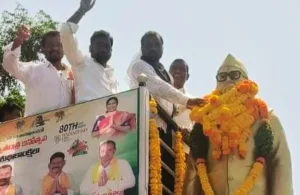నిజాయితీని చాటుకున్న పంచాయతీ కార్యదర్శి: మహిళ పోగొట్టుకున్న పర్సు, నగదు, ఉంగరం అందజేత