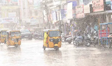 తెలుగు రాష్ట్రాల్లో కొనసాగుతున్న వర్షాలు: పలుచోట్ల ఉరుములు, ఈదురుగాలులతో కూడిన వానలు