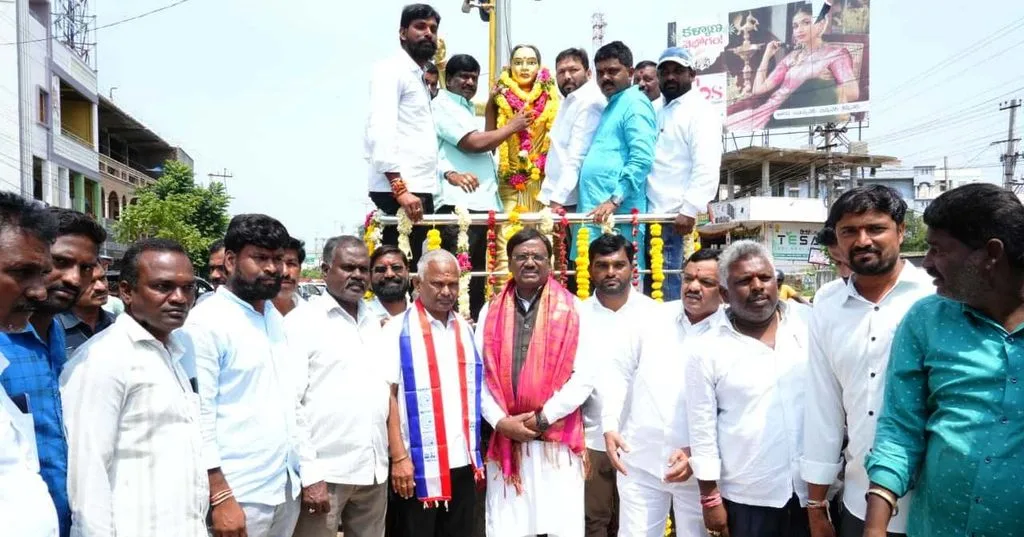 వీరనారి చాకలి ఐలమ్మ ఆశయాల సాధనకు ప్రతి ఒక్కరూ కృషి చేయాలి: మంత్రి వివేక్ వెంకటస్వామి