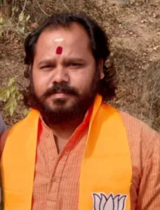 161 జాతీయ రహదారిపై ఘోర రోడ్డు ప్రమాదం: కారు ఢీకొని యువకుడు మృతి