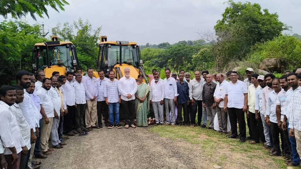 రూ. 7.20 కోట్లతో రోడ్డు పనులకు శంకుస్థాపన: మార్కెట్ కమిటీ చైర్మన్ లక్ష్మీ శేషారెడ్డి రూ. 7.20 కోట్లతో రోడ్డు పనులకు శంకుస్థాపన: మార్కెట్ కమిటీ చైర్మన్ లక్ష్మీ శేషారెడ్డి