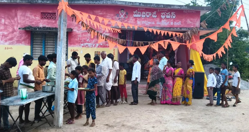 వేల్పుగొండ వినాయక మండపం వద్ద భక్తులకు అన్నదానం వేల్పుగొండ వినాయక మండపం వద్ద భక్తులకు అన్నదానం