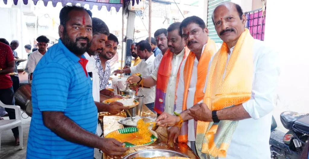 సూర్యవంశీ ఆరెకటిక యూత్ ఆధ్వర్యంలో ఘనంగా అన్నదానం
