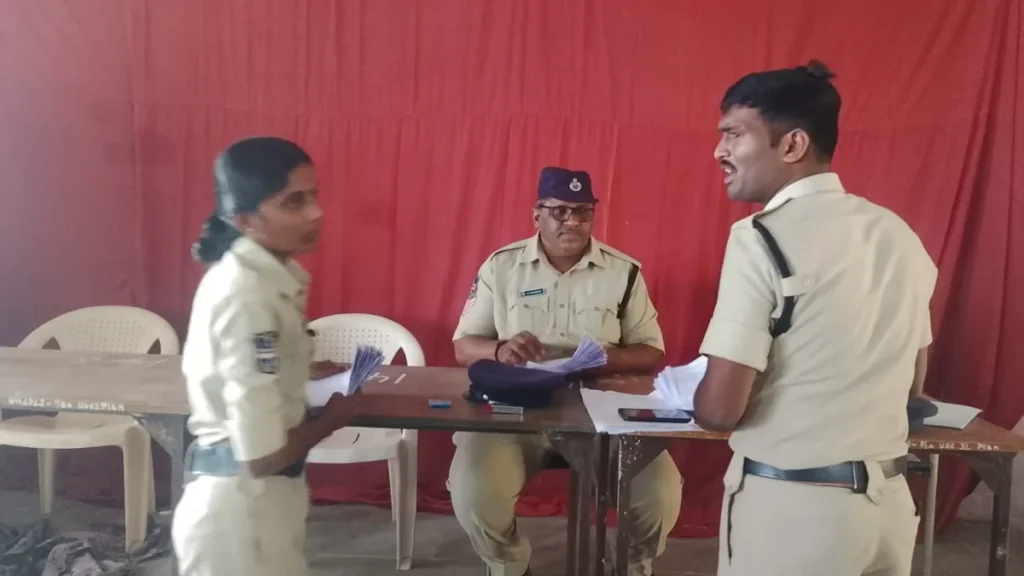 జోగిపేట డిగ్రీ కళాశాలలో పోలీస్ ఉచిత శిక్షణ ప్రవేశ పరీక్ష : పరిశీలించిన నారాయణఖేడ్ డీఎస్పీ వెంకట్ రెడ్డి జోగిపేట డిగ్రీ కళాశాలలో పోలీస్ ఉచిత శిక్షణ ప్రవేశ పరీక్ష : పరిశీలించిన నారాయణఖేడ్ డీఎస్పీ వెంకట్ రెడ్డి
