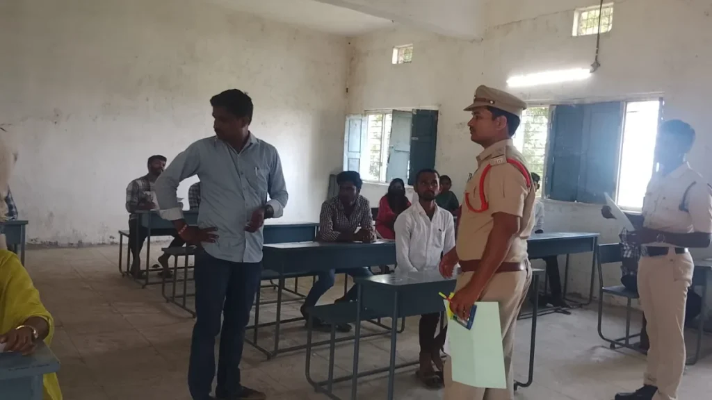 జోగిపేట డిగ్రీ కళాశాలలో పోలీస్ ఉచిత శిక్షణ ప్రవేశ పరీక్ష : పరిశీలించిన నారాయణఖేడ్ డీఎస్పీ వెంకట్ రెడ్డి జోగిపేట డిగ్రీ కళాశాలలో పోలీస్ ఉచిత శిక్షణ ప్రవేశ పరీక్ష : పరిశీలించిన నారాయణఖేడ్ డీఎస్పీ వెంకట్ రెడ్డి