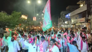 మెదక్ ప్రజల ఆరు దశాబ్దాల ఆకాంక్షను సాకారం చేసింది కేసీఆరే: కాగడాల ర్యాలీలో పద్మాదేవేందర్రెడ్డి మెదక్ ప్రజల ఆరు దశాబ్దాల ఆకాంక్షను సాకారం చేసింది కేసీఆరే: కాగడాల ర్యాలీలో పద్మాదేవేందర్రెడ్డి