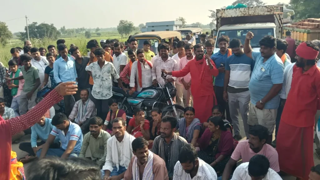 brs-farmers-protest-in-front-of-substation-road