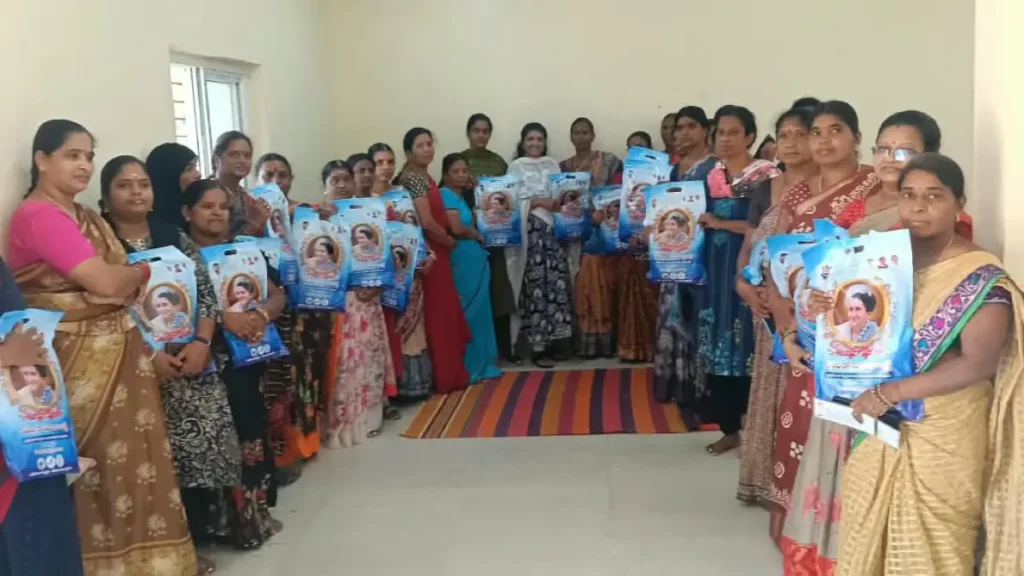 6వ వార్డులో బతుకమ్మ చీరల పంపిణీ