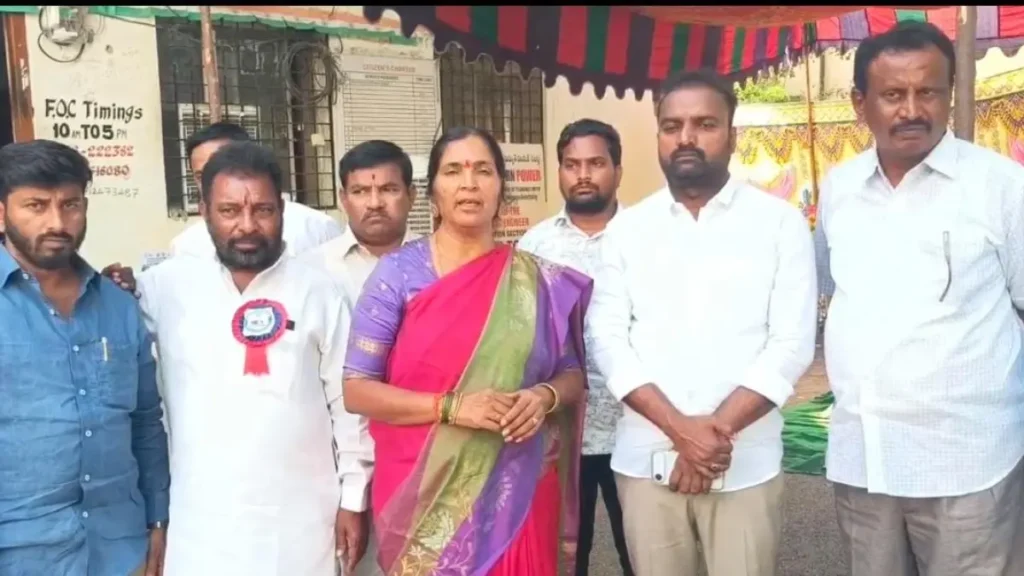 రైతుల కష్టాలు పట్టించుకోని ఎమ్మెల్యే ఏం చేస్తున్నారు? రేపటిలోగా సరఫరా మెరుగుపడకపోతే అన్ని మండలాల్లో ధర్నాలు మాజీ డిప్యూటీ స్పీకర్ పద్మ దేవేందర్ రెడ్డి.