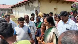 పంటలు ఎండిపోతుంటే పట్టించుకోరా? రైతులకు 12 గంటల నాణ్యమైన విద్యుత్ అందించాల్సిందే! లక్ష్మాపూర్ స్టేజ్ వద్ద రైతుల ధర్నాకు మాజీ ఉపసభాపతి పద్మా దేవేందర్రెడ్డి మద్దతు పంటలు ఎండిపోతుంటే పట్టించుకోరా? రైతులకు 12 గంటల నాణ్యమైన విద్యుత్ అందించాల్సిందే! లక్ష్మాపూర్ స్టేజ్ వద్ద రైతుల ధర్నాకు మాజీ ఉపసభాపతి పద్మా దేవేందర్రెడ్డి మద్దతు