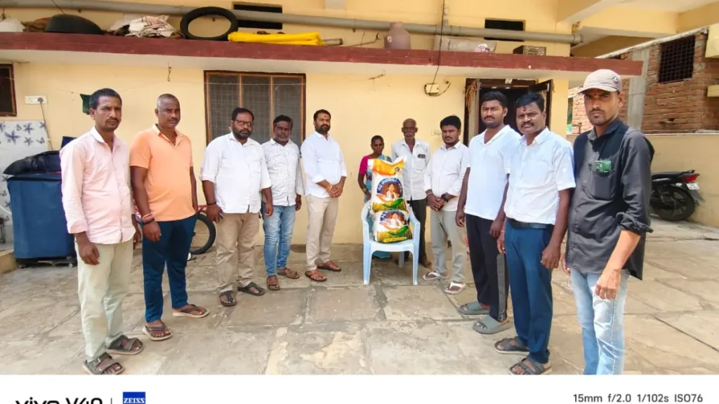 మృతుల కుటుంబాలకు బియ్యం అందజేత