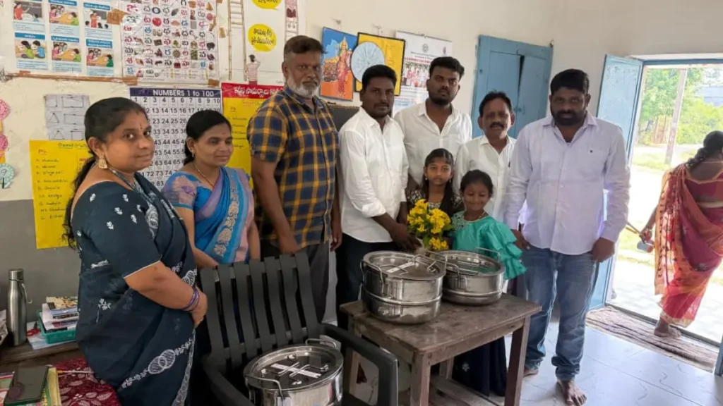 విద్యార్థులకు అల్పాహారం పంపిణీ ప్రారంభించిన కౌన్సిలర్ దొంగల రాజ్ కుమార్ యాదవ్