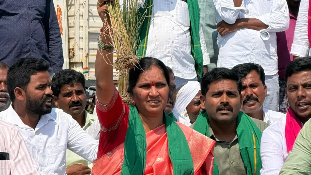పంటలు ఎండిపోతుంటే పట్టించుకోరా? రైతులకు 12 గంటల నాణ్యమైన విద్యుత్ అందించాల్సిందే! లక్ష్మాపూర్ స్టేజ్ వద్ద రైతుల ధర్నాకు మాజీ ఉపసభాపతి పద్మా దేవేందర్రెడ్డి మద్దతు పంటలు ఎండిపోతుంటే పట్టించుకోరా? రైతులకు 12 గంటల నాణ్యమైన విద్యుత్ అందించాల్సిందే! లక్ష్మాపూర్ స్టేజ్ వద్ద రైతుల ధర్నాకు మాజీ ఉపసభాపతి పద్మా దేవేందర్రెడ్డి మద్దతు