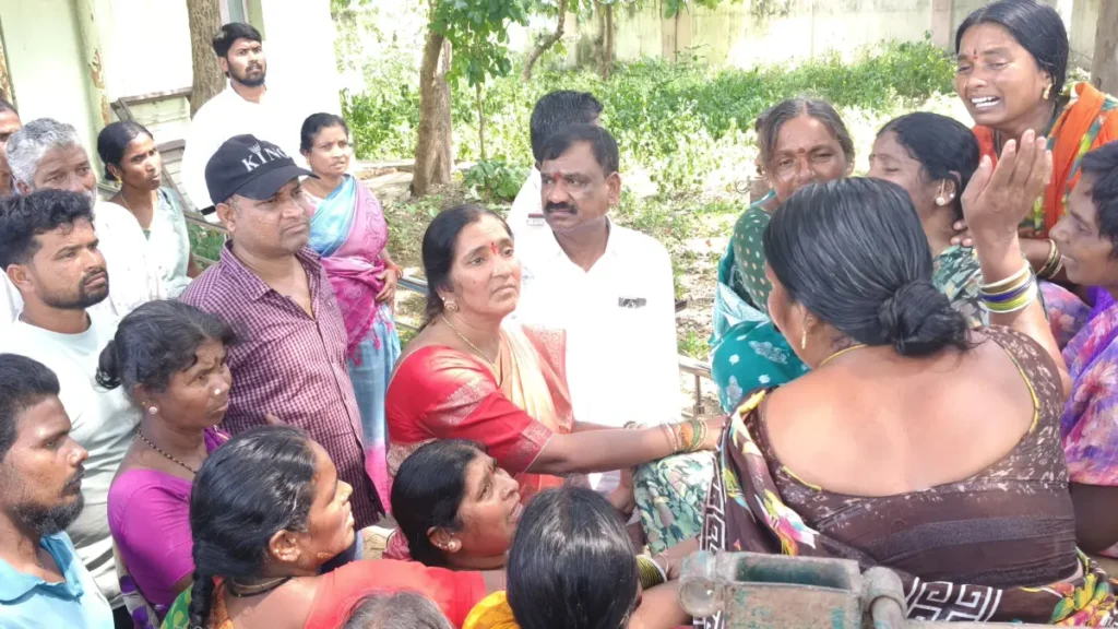 విద్యుత్ షాక్‌తో రైతు మృతి బాధిత కుటుంబానికి పద్మాదేవేందర్‌రెడ్డి ఆర్థిక సాయం.. కుటుంబ సభ్యులకు పరామర్శ..