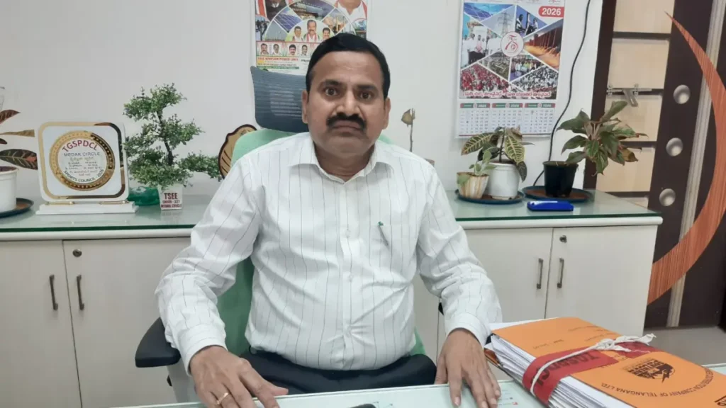 మెదక్ జిల్లాలో రికార్డు విద్యుత్ డిమాండ్ రికార్డు డిమాండ్కు దీటుగా విద్యుత్ సరఫరా జిల్లా ఎస్ఈ నారాయణ నాయక్ మెదక్ జిల్లాలో రికార్డు విద్యుత్ డిమాండ్ రికార్డు డిమాండ్కు దీటుగా విద్యుత్ సరఫరా జిల్లా ఎస్ఈ నారాయణ నాయక్