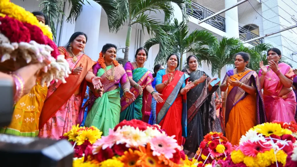 తెలంగాణ సంస్కృతి, సంప్రదాయాలకు ప్రతీక బతుకమ్మ మహిళలతో కలిసి బతుకమ్మ ఆడిన మాజీ డిప్యూటీ స్పీకర్ పద్మా దేవేందర్ రెడ్డి