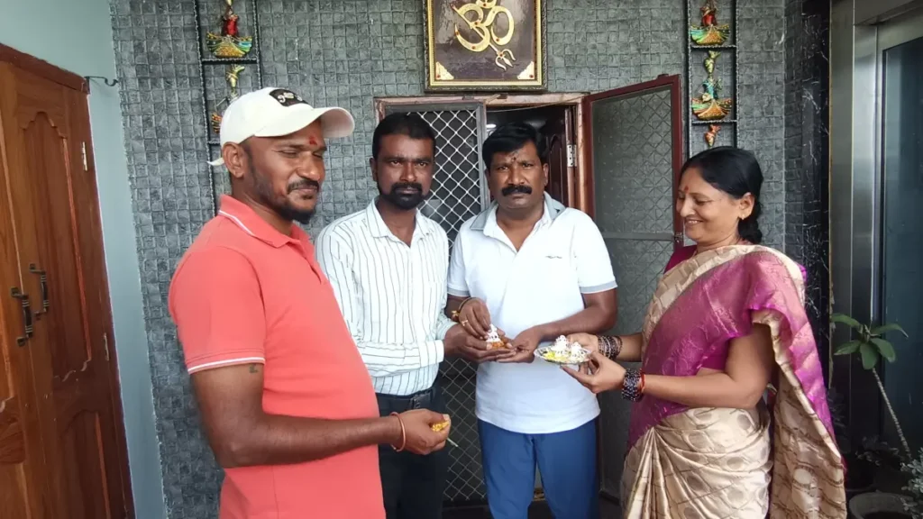 కన్నాల బస్తీ వేణుగోపాలస్వామి ఆలయంలో దుర్గాదేవికి వెండి విగ్రహం బహూకరణ కన్నాల బస్తీ వేణుగోపాలస్వామి ఆలయంలో దుర్గాదేవికి వెండి విగ్రహం బహూకరణ
