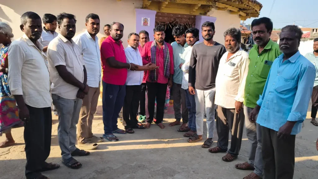 మృతిచెందిన రైతు కుటుంబానికి కంఠరెడ్డి తిరుపతిరెడ్డి రూ.5 వేల ఆర్థిక సాయం మృతిచెందిన రైతు కుటుంబానికి కంఠరెడ్డి తిరుపతిరెడ్డి రూ.5 వేల ఆర్థిక సాయం