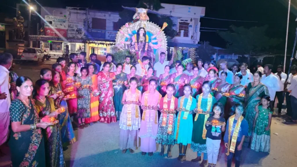 హారతులతో అమ్మవారికి స్వాగతం
