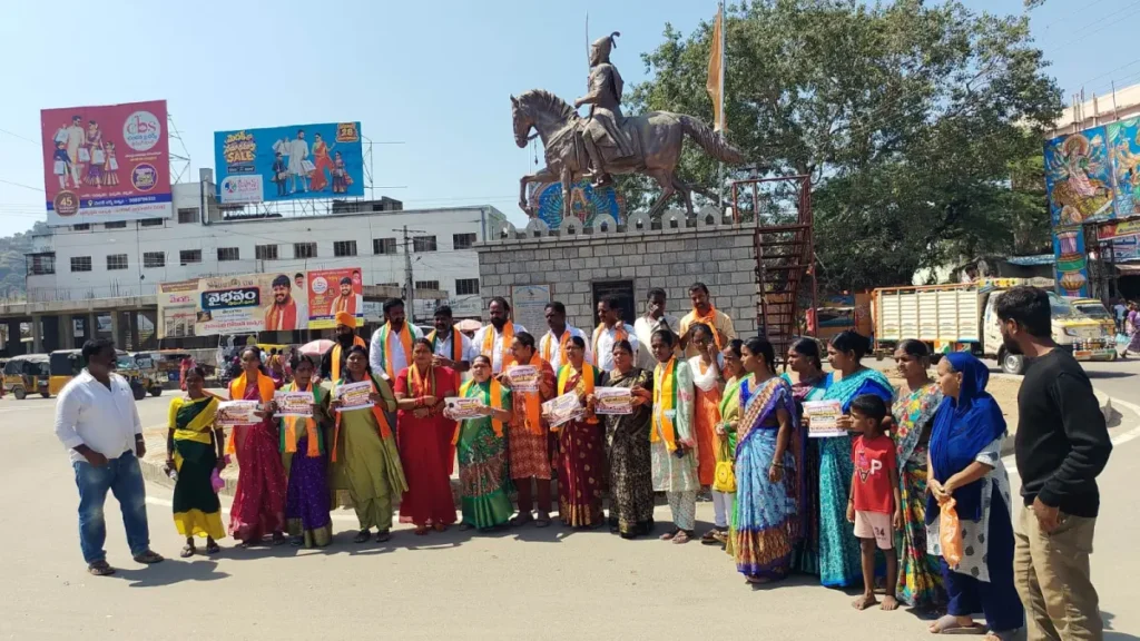 బిమోల్ అకోయిజమ్‌ను బర్తరఫ్ చేయాలి