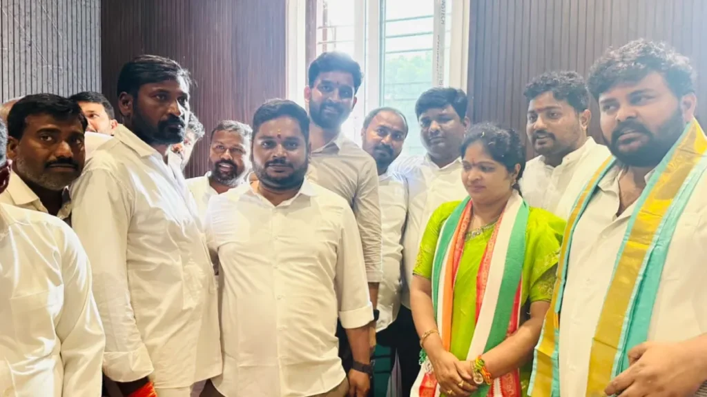 రంగారెడ్డి డీసీసీ అధ్యక్షురాలిగా పారిజాత నర్సింహారెడ్డి బాధ్యతల స్వీకరణ రంగారెడ్డి డీసీసీ అధ్యక్షురాలిగా పారిజాత నర్సింహారెడ్డి బాధ్యతల స్వీకరణ