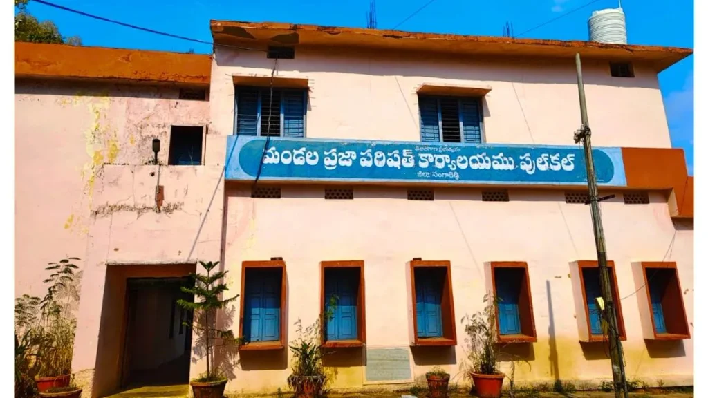 అధికారులు మారినా.. సూచిక బోర్డుపై మారని పేర్లు! అధికారులు మారినా.. సూచిక బోర్డుపై మారని పేర్లు!