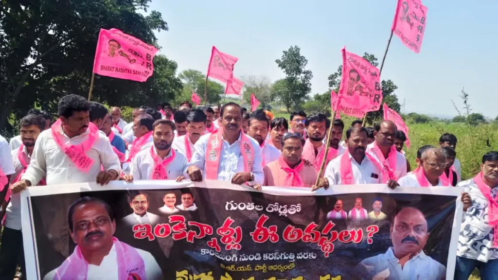 అధ్వానంగా మారిన రోడ్లపై పాదయాత్ర.. ధర్నా నిర్వహించిన మాజీ ఎమ్మెల్యే భూపాల్ రెడ్డి అధ్వానంగా మారిన రోడ్లపై పాదయాత్ర.. ధర్నా నిర్వహించిన మాజీ ఎమ్మెల్యే భూపాల్ రెడ్డి