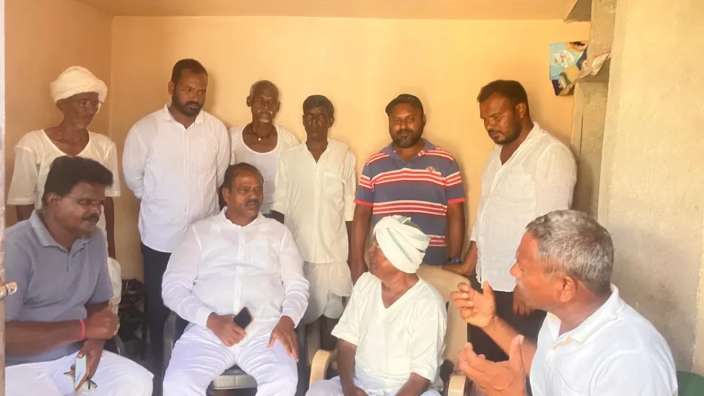 అనారోగ్యంతో బాధపడుతున్న వారిని పరామర్శించిన మాజీ ఎమ్మెల్యే