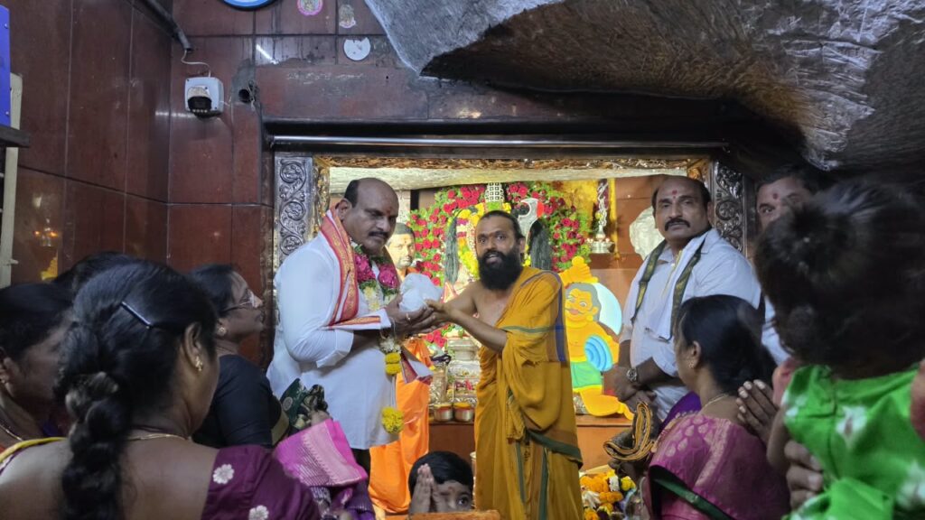 ఏడుపాయల వనదుర్గమ్మను దర్శించుకున్న కంఠారెడ్డి తిరుపతిరెడ్డి ఏడుపాయల వనదుర్గమ్మను దర్శించుకున్న కంఠారెడ్డి తిరుపతిరెడ్డి