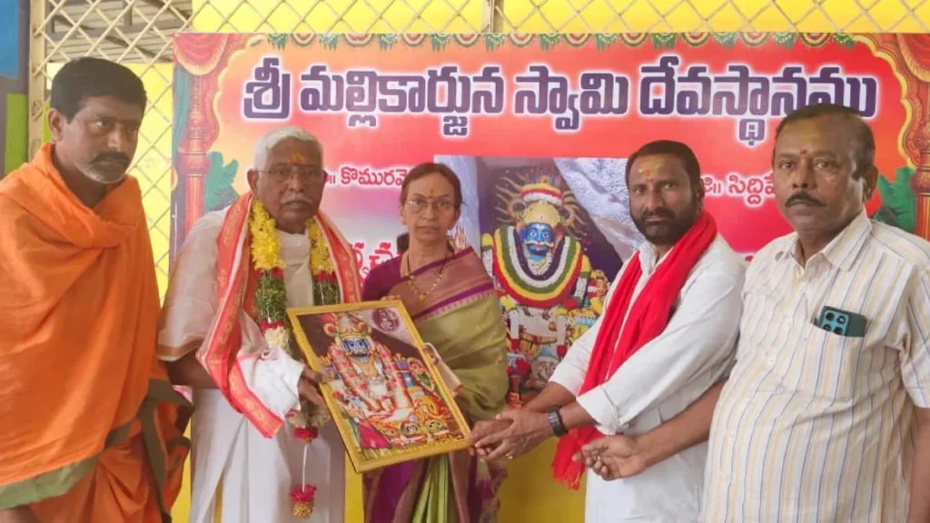 కొమురవెల్లి మల్లన్నను దర్శించుకున్న ఎమ్మెల్సీ ప్రొఫెసర్ కోదండరాం కొమురవెల్లి మల్లన్నను దర్శించుకున్న ఎమ్మెల్సీ ప్రొఫెసర్ కోదండరాం