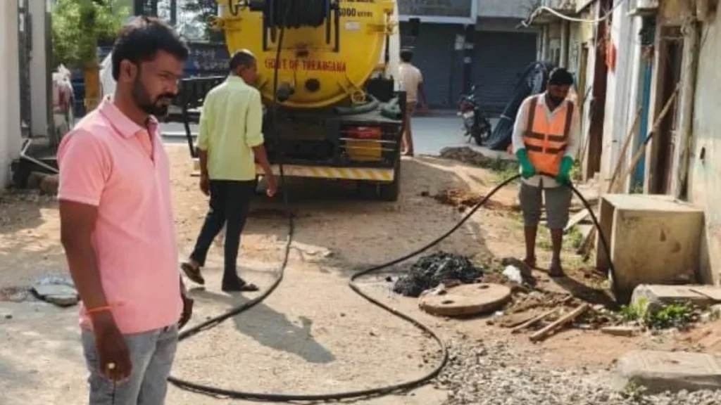 షాద్‌నగర్ 20వ వార్డులో జెట్ మిషన్‌తో డ్రైనేజీ పూడికతీత పనులు.. కౌన్సిలర్ గోపాల్ చొరవతో సమస్యకు పరిష్కారం