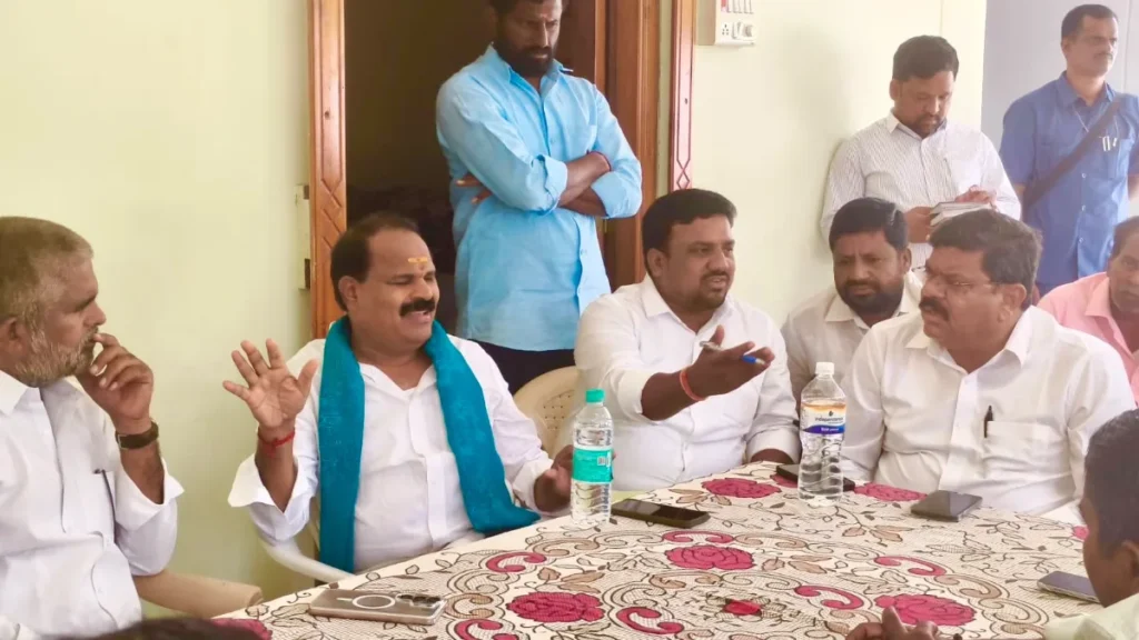 గ్రామాల్లోని సమస్యలను త్వరలోనే పరిష్కరిస్తాం: ఎమ్మెల్యే వీర్లపల్లి శంకర్ గ్రామాల్లోని సమస్యలను త్వరలోనే పరిష్కరిస్తాం: ఎమ్మెల్యే వీర్లపల్లి శంకర్