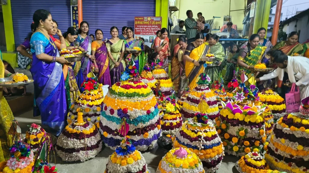 జోగిపేట పట్టణంలో ఘనంగా సద్దుల బతుకమ్మ వేడుకలు జోగిపేట పట్టణంలో ఘనంగా సద్దుల బతుకమ్మ వేడుకలు